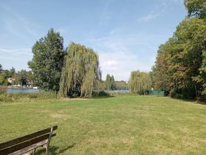 1 Chambre lit double dans petite maison indépendante, au calme
