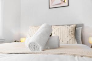 Chic Two Bedroom Apartment - On Street Parking Available - Netflix - Wifi - Top Rated - 311M