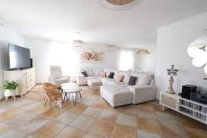 Vacation rental in the Alpilles, Provence, close to the village center - Beautiful view -Air conditionning Heated pool and spa - sleeps 8