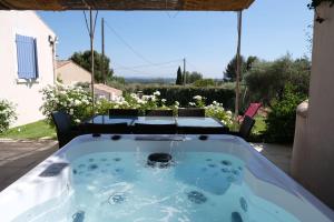 Vacation rental in the Alpilles, Provence, close to the village center - Beautiful view -Air conditionning Heated pool and spa - sleeps 8