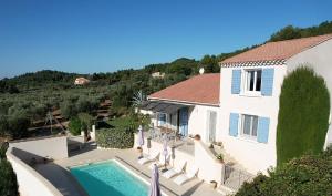 Vacation rental in the Alpilles, Provence, close to the village center - Beautiful view -Air conditionning Heated pool and spa - sleeps 8