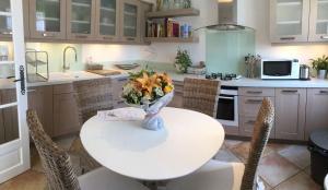 Vacation rental in the Alpilles, Provence, close to the village center - Beautiful view -Air conditionning Heated pool and spa - sleeps 8