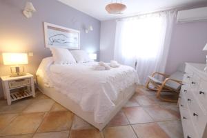 Vacation rental in the Alpilles, Provence, close to the village center - Beautiful view -Air conditionning Heated pool and spa - sleeps 8