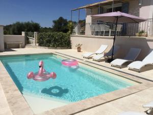 Vacation rental in the Alpilles, Provence, close to the village center - Beautiful view -Air conditionning Heated pool and spa - sleeps 8