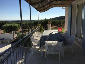 Vacation rental in the Alpilles, Provence, close to the village center - Beautiful view -Air conditionning Heated pool and spa - sleeps 8