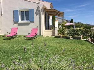 Vacation rental in the Alpilles, Provence, close to the village center - Beautiful view -Air conditionning Heated pool and spa - sleeps 8