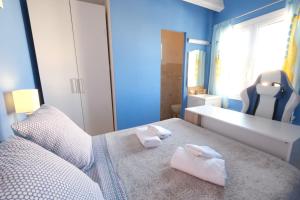 Villas Vacation rental in the Alpilles, Provence, close to the village center - Beautiful view -Air conditionning Heated pool and spa - sleeps 8 : photos des chambres