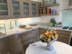 Villas Vacation rental in the Alpilles, Provence, close to the village center - Beautiful view -Air conditionning Heated pool and spa - sleeps 8 : photos des chambres