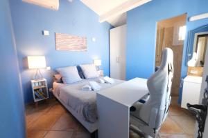 Villas Vacation rental in the Alpilles, Provence, close to the village center - Beautiful view -Air conditionning Heated pool and spa - sleeps 8 : photos des chambres