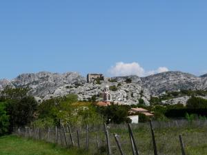 Villas Vacation rental in the Alpilles, Provence, close to the village center - Beautiful view -Air conditionning Heated pool and spa - sleeps 8 : photos des chambres