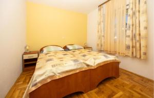 Beautiful Apartment In Okrug Gornji