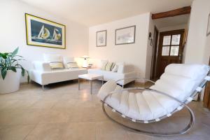 Semi-detached provencal farm with swimming pool