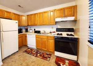 Golf view family friendly 3 bed room Bridgewater apt close to Bridgewater Mall