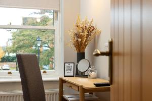 The Little Hideaway - Luxury Two Double En-Suite Bedroom Apartment