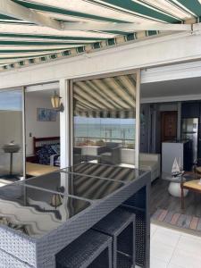 Departamento frente al mar, en playa amarilla, con piscina