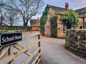 School House, cosy cottage for 12 with hot tub in the Peak District