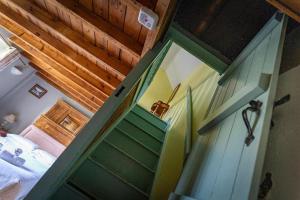 School House, cosy cottage for 12 with hot tub in the Peak District