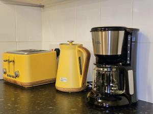 Duplex Home with 3 Bedrooms and Large Sofa-bed plus Back Patio, near Angel and Kings Cross Station