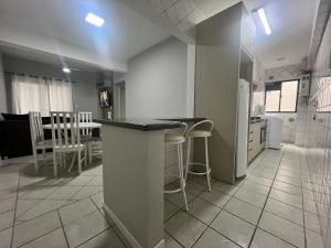 B078 - Apto sobre a Avenida de Bombas perto do mar