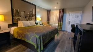 King Room - Smoking  room in Super 8 by Wyndham Houston/Willowbrook Hwy 249