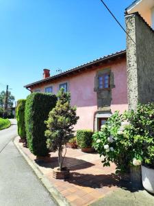 Espaciosa casa rural reformada junto al mar