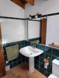 Espaciosa casa rural reformada junto al mar