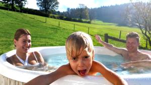 Cinéma Enchanté maison dhôtes avec écran géant et bain nordique