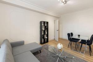 Cozy and spacious full size flat