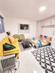 Spacious Studio Apartment - Farnham Royal