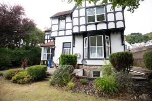 ANCHORAGE APARTMENT 3 - Close to the centre and the beach, located in Llandudno, North Wales