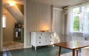 1 Bedroom Cozy Home In Vikbolandet