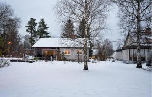 2 Bedroom Lovely Home In Mörlunda