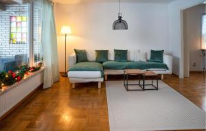 2 Bedroom Lovely Home In Mörlunda