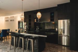 Luxe 8BR Double Villa, Gated, Patio & Pool