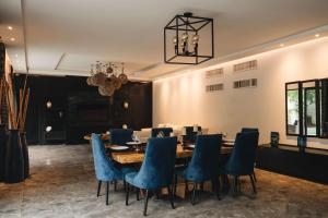 Luxe 8BR Double Villa, Gated, Patio & Pool