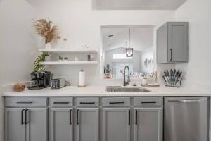 Newly Renovated 4BR 2B Riverview Oasis with King