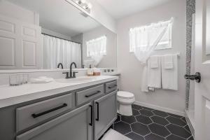 Newly Renovated 4BR 2B Riverview Oasis with King