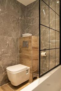 Detached 2 Bedroom House - 10 minutes walk to Town Centre - Free Parking, Fast Wifi and Smart TVs by Tejza Property