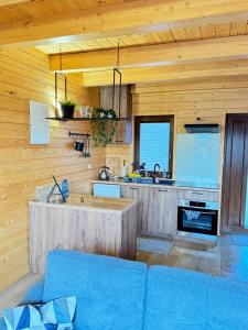 Karmelowe Domki Kaszuby, z jacuzzi na tarasie z widokiem na jezioro