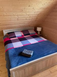 Karmelowe Domki Kaszuby, z jacuzzi na tarasie z widokiem na jezioro