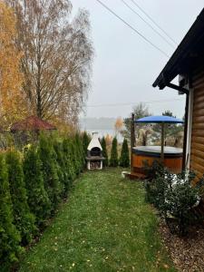 Karmelowe Domki Kaszuby, z jacuzzi na tarasie z widokiem na jezioro