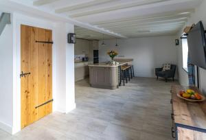 Tractor Shed, seaside cosy cottage for 4