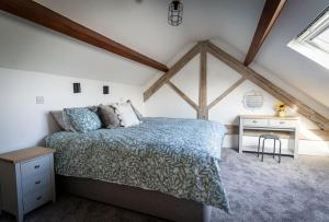 Tractor Shed, seaside cosy cottage for 4