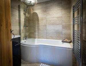 Tractor Shed, seaside cosy cottage for 4