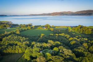 Tractor Shed, seaside cosy cottage for 4