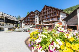 Grange Romantic Retreat Mountain View - Happy Rentals
