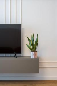 Orange Luxury King bed Apartment, bussiness, leisure in One Cotroceni