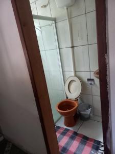 alugo quarto com 1 cama casal e 2 solteiro