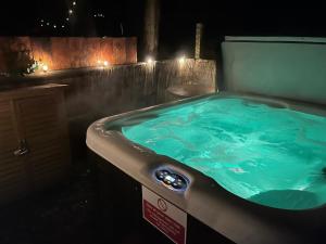 The Old Pumphouse Shepherds Hut with Hot Tub