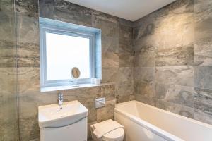 Ashenhurst, woodland lodge with hot tub for 4